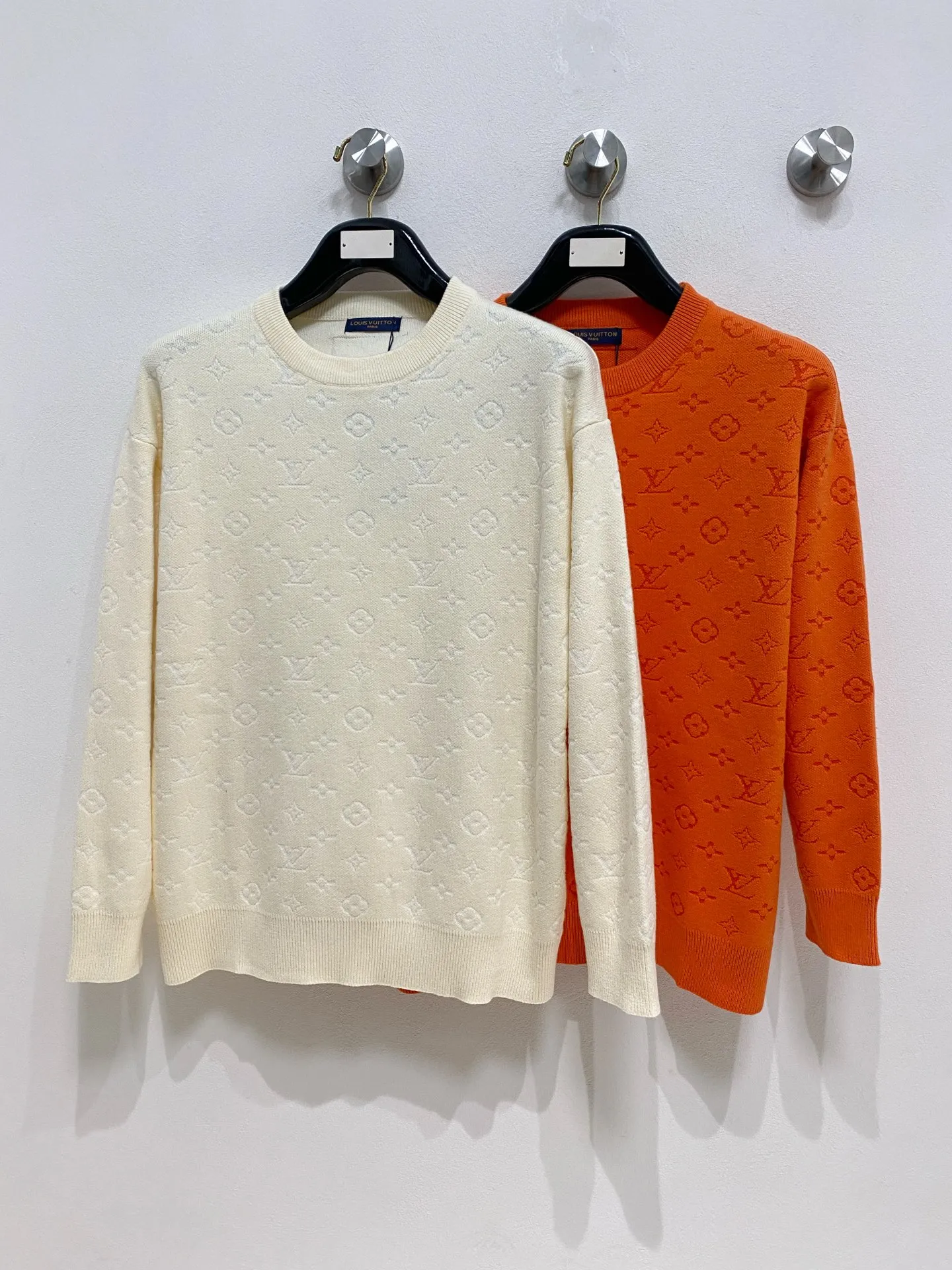 🅿️440 LV 2025 new wool blended round neck long sleeve sweater cardigan bottoming sweater, high-end version! The custom-made fabrics at the counter are highly breathable and comfortable, with impeccable details and brand element design concepts, reflecting high quality. It feels delicate and soft! It presents a casual cut and the upper body shape is great! 🐉Code size: M-3XL